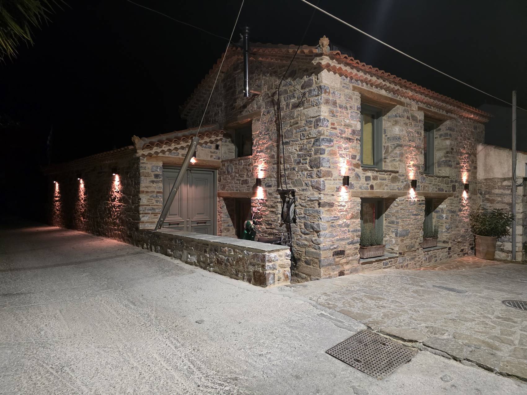 De volle lengte van het huis bij nacht