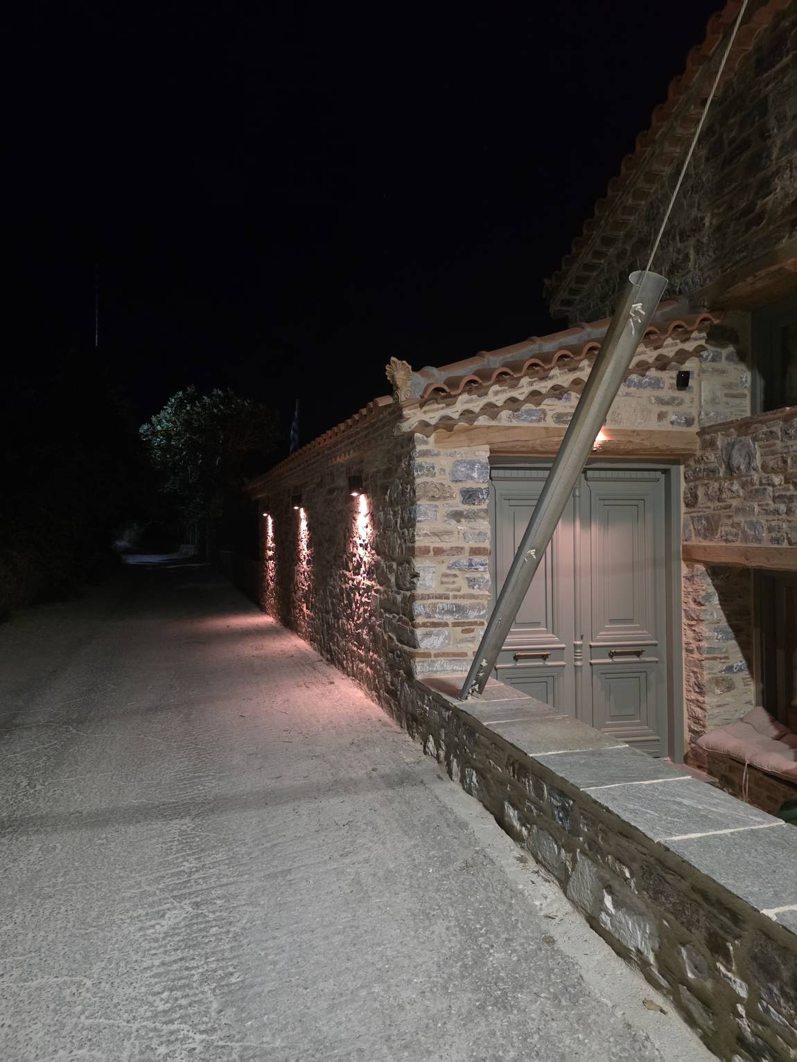 De straat langs het huis, verlicht tot aan de deur