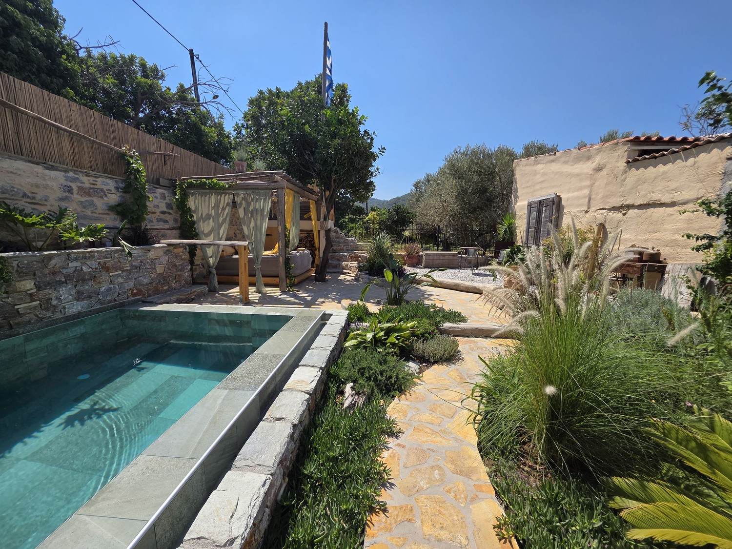 Zwembad en tuin van de oude smederij in Kokkari, Samos